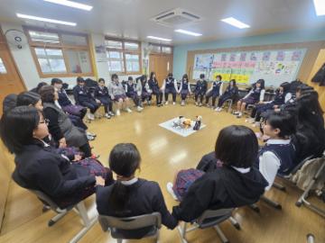 함안여자중학교, 사제동행 학급별  회복적 생활교육 활동 열어 대표이미지